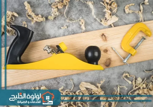 نجار خشب في دبي نقدم خدمات نجارة عالية الجودة في دبي، تشمل تفصيل الأثاث وتركيب الأبواب والنوافذ بدقة.